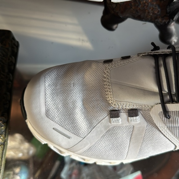 On Running Women’s Gray and Black Athletic Shoes
On cloud New - Picture 3 of 5